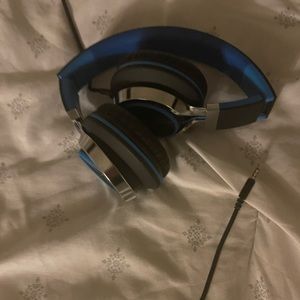Sellijg Foldable Headphones. Blue in Color and very comfortable.